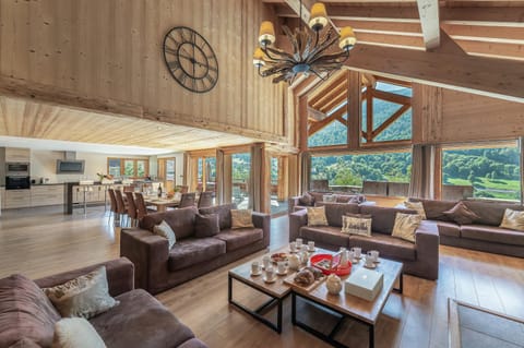 Chalet Kalliste spacieux Meribel 5 min des pistes avec Spa Chalet in Les Allues