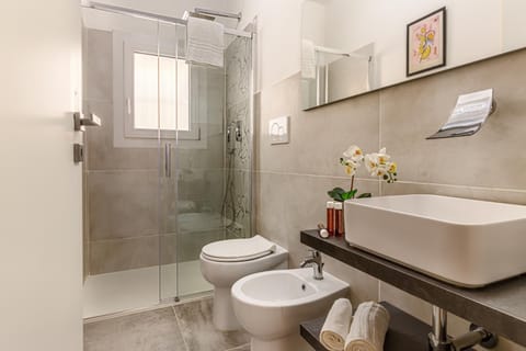 Shower, Toilet, Bathroom, bidet, towels