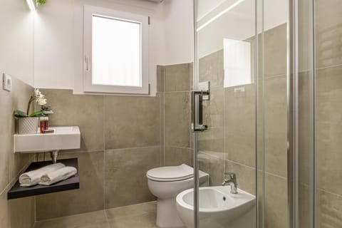 Shower, Toilet, Bathroom, bidet, towels