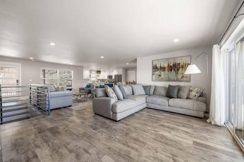 The Fox Den 4BR/3BA- Near HWY 12 Bridge-Lakefront House in Beaver Lake