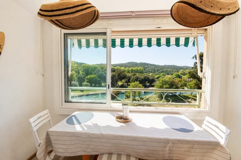 Natural landscape, View (from property/room), Balcony/Terrace, Dining area, Mountain view
