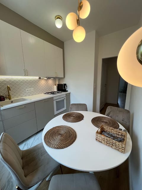 Coffee/tea facilities, Kitchen or kitchenette, Dining area, microwave, oven, stove, kitchen