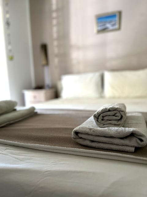 Bed, Bedroom, towels