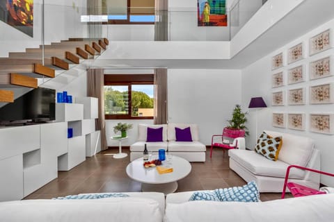 TV and multimedia, Living room, Seating area, Evening entertainment