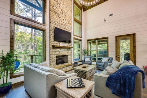 Cozy Cabin with Hot Tub about 5 Mi to Broken Bow Lake Cabin in Oklahoma