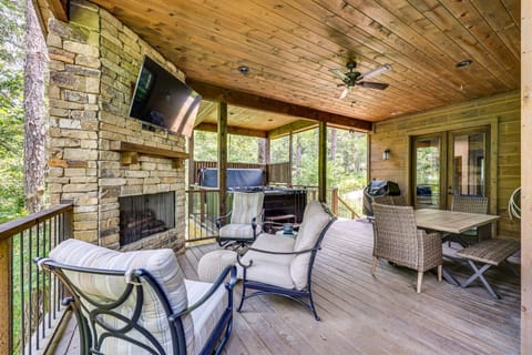 Cozy Cabin with Hot Tub about 5 Mi to Broken Bow Lake Cabin in Oklahoma