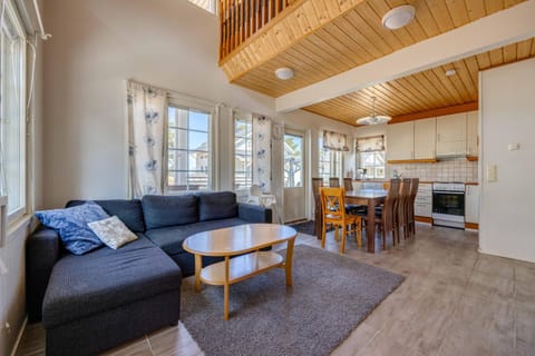 Kitchen or kitchenette, Living room, Seating area, Dining area, minibar, pet friendly, stove