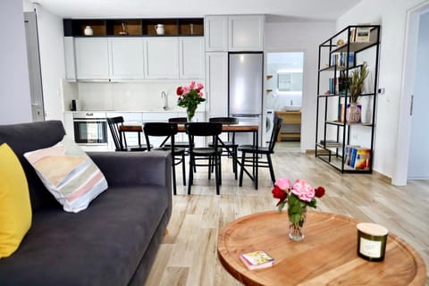 Library, Kitchen or kitchenette, Living room, Seating area, Dining area