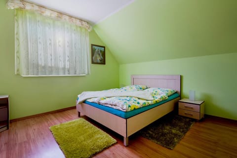 Bed, Other, Other, Other, Photo of the whole room, Decorative detail, Decorative detail, Seating area, Bedroom, towels