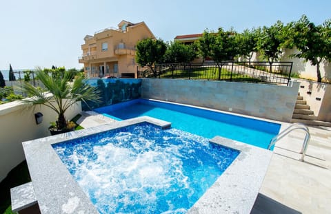 Property building, Pool view, Swimming pool, Swimming pool, sunbed