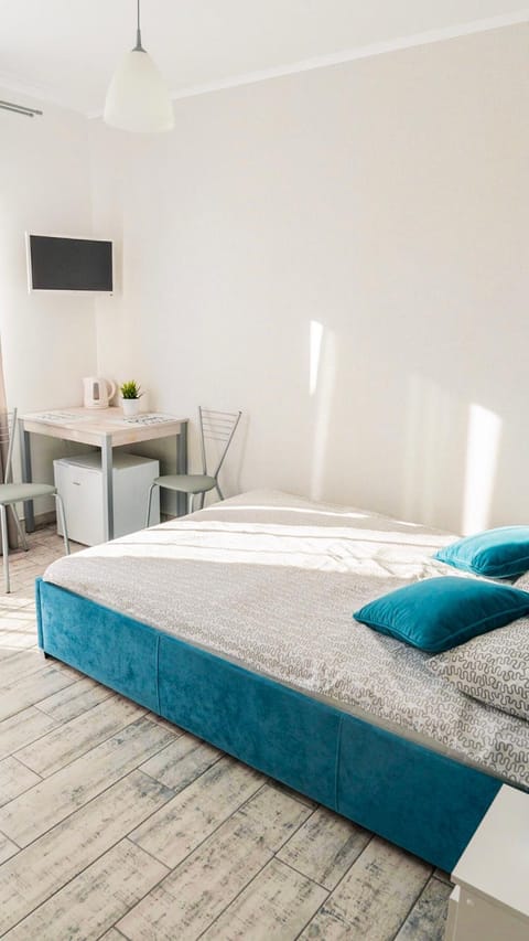 Bed, TV and multimedia, Photo of the whole room, hair dresser