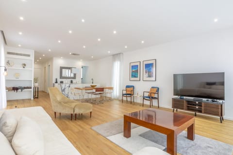 Communal lounge/ TV room, TV and multimedia, Living room, Dining area
