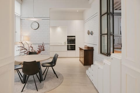 Kitchen or kitchenette, Living room, Seating area, Dining area