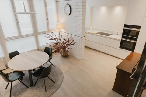 Kitchen or kitchenette, Living room, Seating area, Dining area