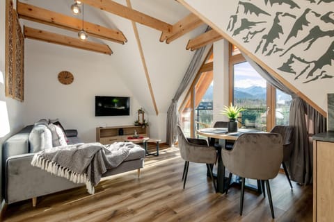 TV and multimedia, Living room, Photo of the whole room, Seating area, Mountain view