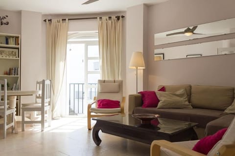 Living room, Seating area, Dining area, fireplace