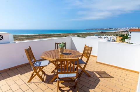 Patio, Day, Natural landscape, View (from property/room), Balcony/Terrace, Seating area, Dining area, Beach, Sea view