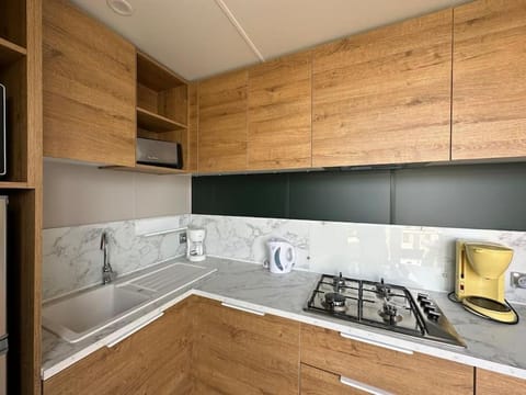 Coffee/tea facilities, minibar, stove