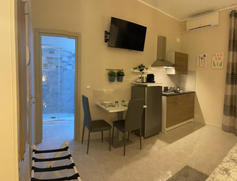 TV and multimedia, Kitchen or kitchenette, Living room, Seating area