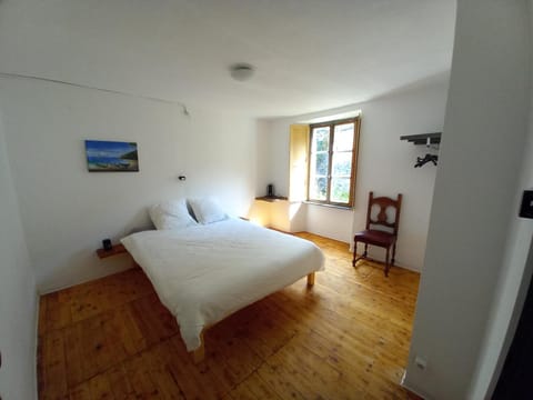 Bed, Seating area, Bedroom