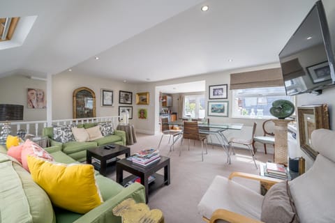 TV and multimedia, Living room, Seating area, Dining area