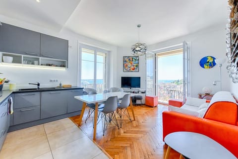 TV and multimedia, Kitchen or kitchenette, Living room, Seating area, Dining area