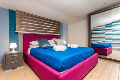 Photo of the whole room, Bedroom, towels