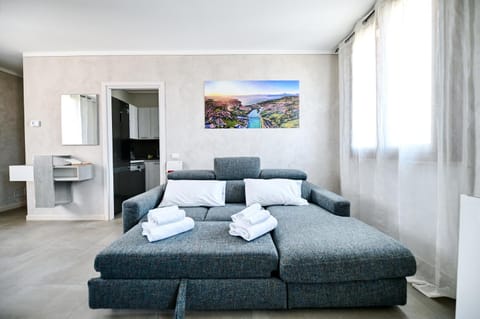 Bed, Living room, Photo of the whole room, Seating area, Bedroom, towels