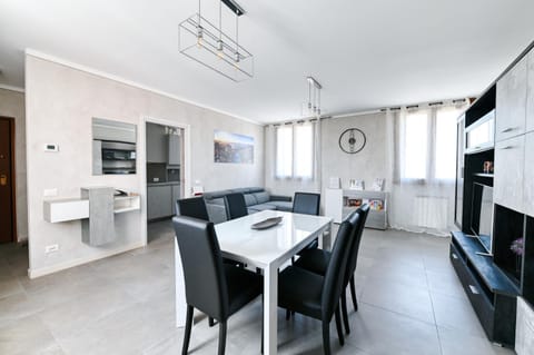 TV and multimedia, Living room, Seating area, Dining area