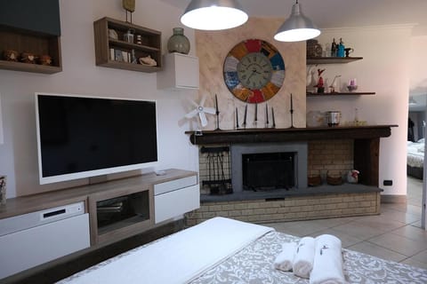 Bed, TV and multimedia, flat iron