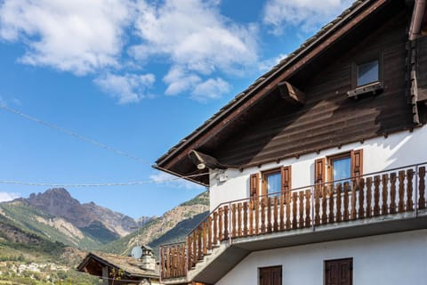 Lo Sondzo House in Aosta Valley, Italy