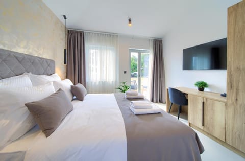Bed, TV and multimedia, Balcony/Terrace, Photo of the whole room, Bedroom, Sea view