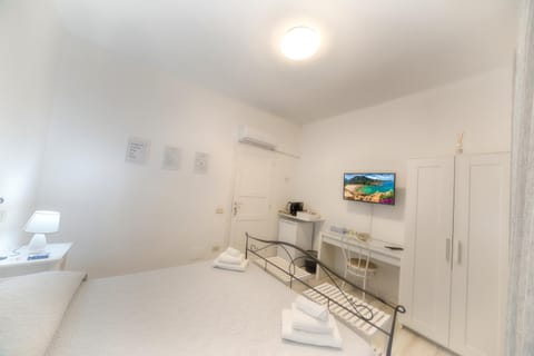 TV and multimedia, Photo of the whole room, Bedroom, towels, air conditioner