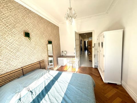Les chambres de Cédric ICONIC TRAM GARE Nice Ville pour personnes CALMES Vacation rental in Nice