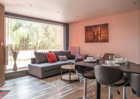 Property building, Communal lounge/ TV room, TV and multimedia, View (from property/room), Living room, Seating area, Dining area, internet