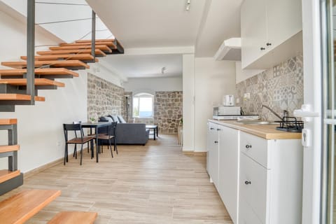 Kitchen or kitchenette, Living room, Seating area, Dining area, Beach, Beach, Sea view, Parking, minibar