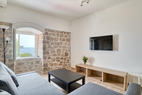 Communal lounge/ TV room, Natural landscape, TV and multimedia, Living room, Seating area