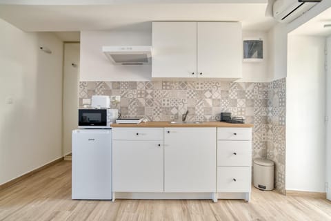 Kitchen or kitchenette, minibar