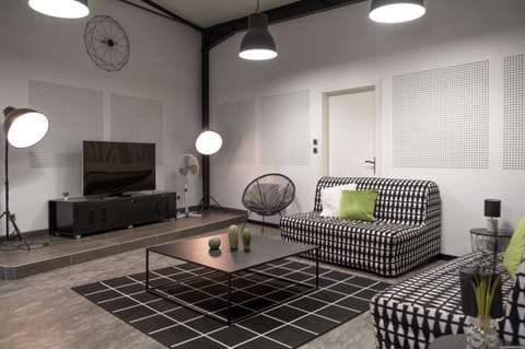 Communal lounge/ TV room, TV and multimedia, Living room, Seating area, internet