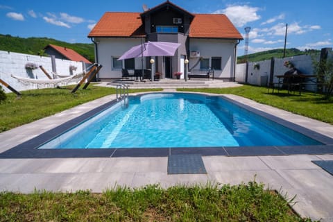 Property building, Patio, Spring, Day, Natural landscape, Summer, Garden, Garden view, Mountain view, Pool view, Swimming pool, sunbed
