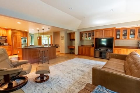 Communal lounge/ TV room, TV and multimedia, Kitchen or kitchenette, Living room, Seating area, Dining area, Evening entertainment, minibar, pet friendly, stove, kitchen