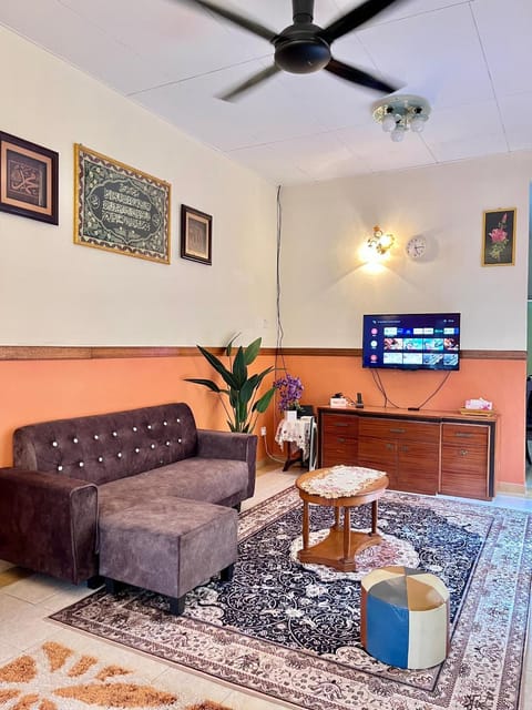 Communal lounge/ TV room, TV and multimedia, Living room, air conditioner