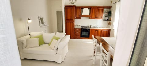 Kitchen or kitchenette, Living room, Seating area, Dining area, pet friendly, stove