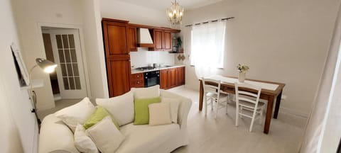 Kitchen or kitchenette, Living room, Seating area, Dining area, pet friendly, stove