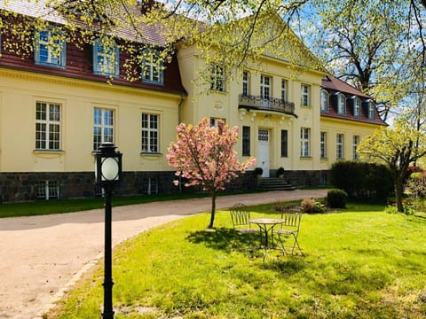 Property building, Facade/entrance, Natural landscape, Garden, Garden view
