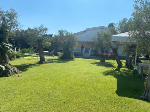 Property building, Day, Natural landscape, Garden, Garden view