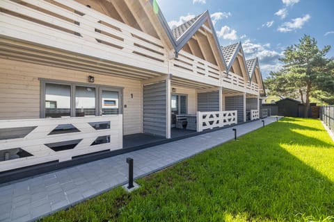 Natura Jantar - Całoroczne domy drewniane, rowery, hulajnogi, e-foil, balie z hydromasażem, sprzęt do poławiania bursztynu House in Pomeranian Voivodeship