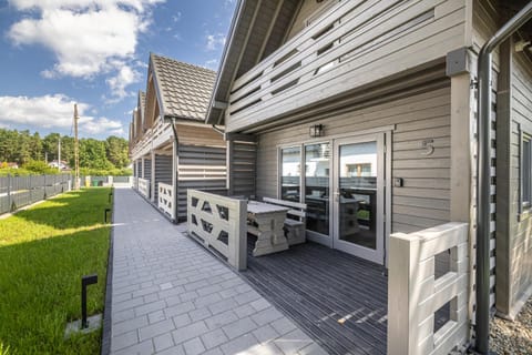 Natura Jantar - Całoroczne domy drewniane, rowery, hulajnogi, e-foil, balie z hydromasażem, sprzęt do poławiania bursztynu House in Pomeranian Voivodeship