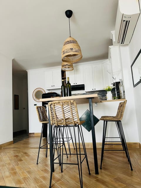 Kitchen or kitchenette, Seating area, Dining area, air conditioner