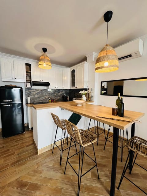 Kitchen or kitchenette, Dining area, dishwasher, minibar, oven, stove